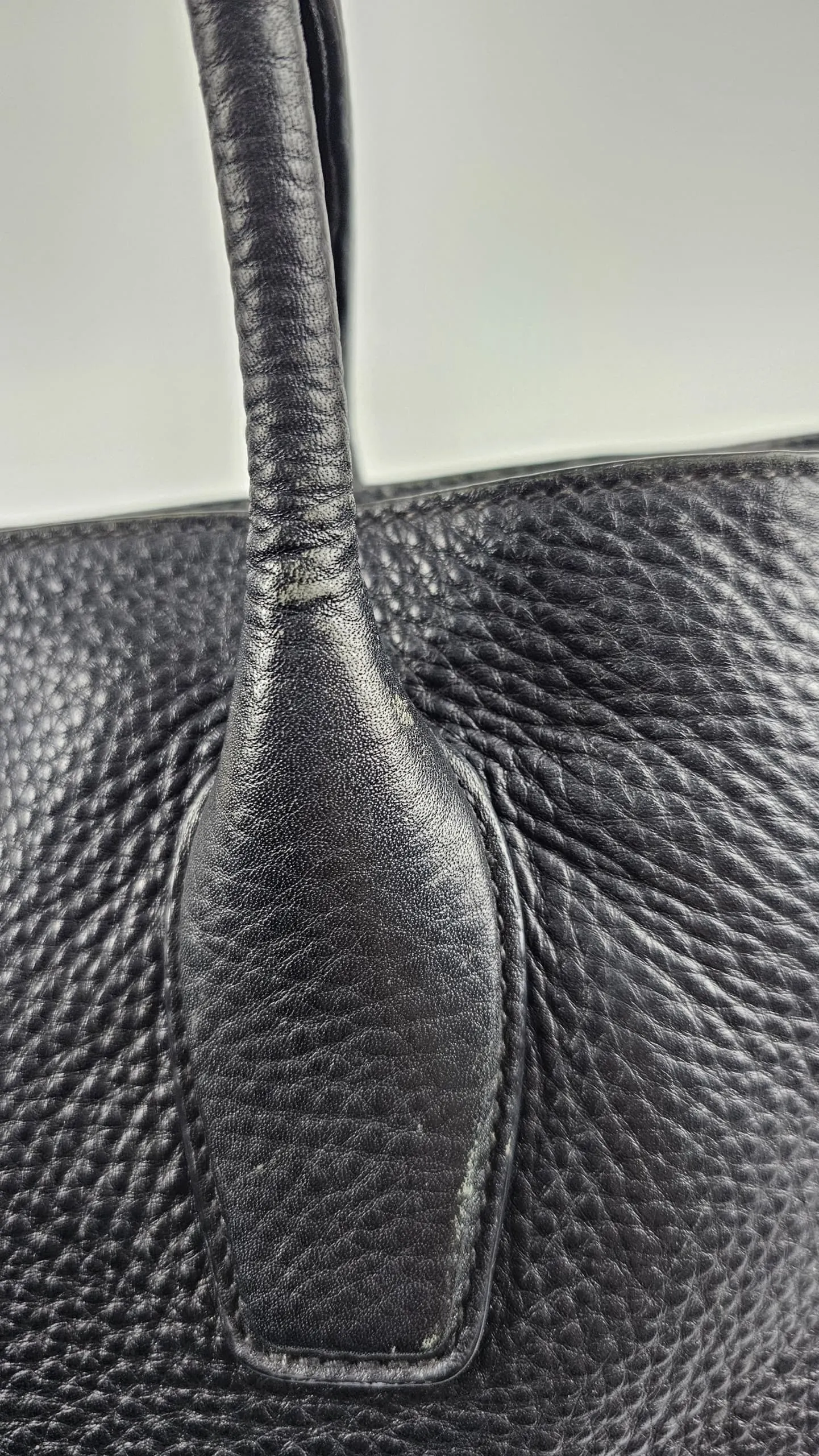 BN2537 Vitello Daino Large Leather Tote in Black