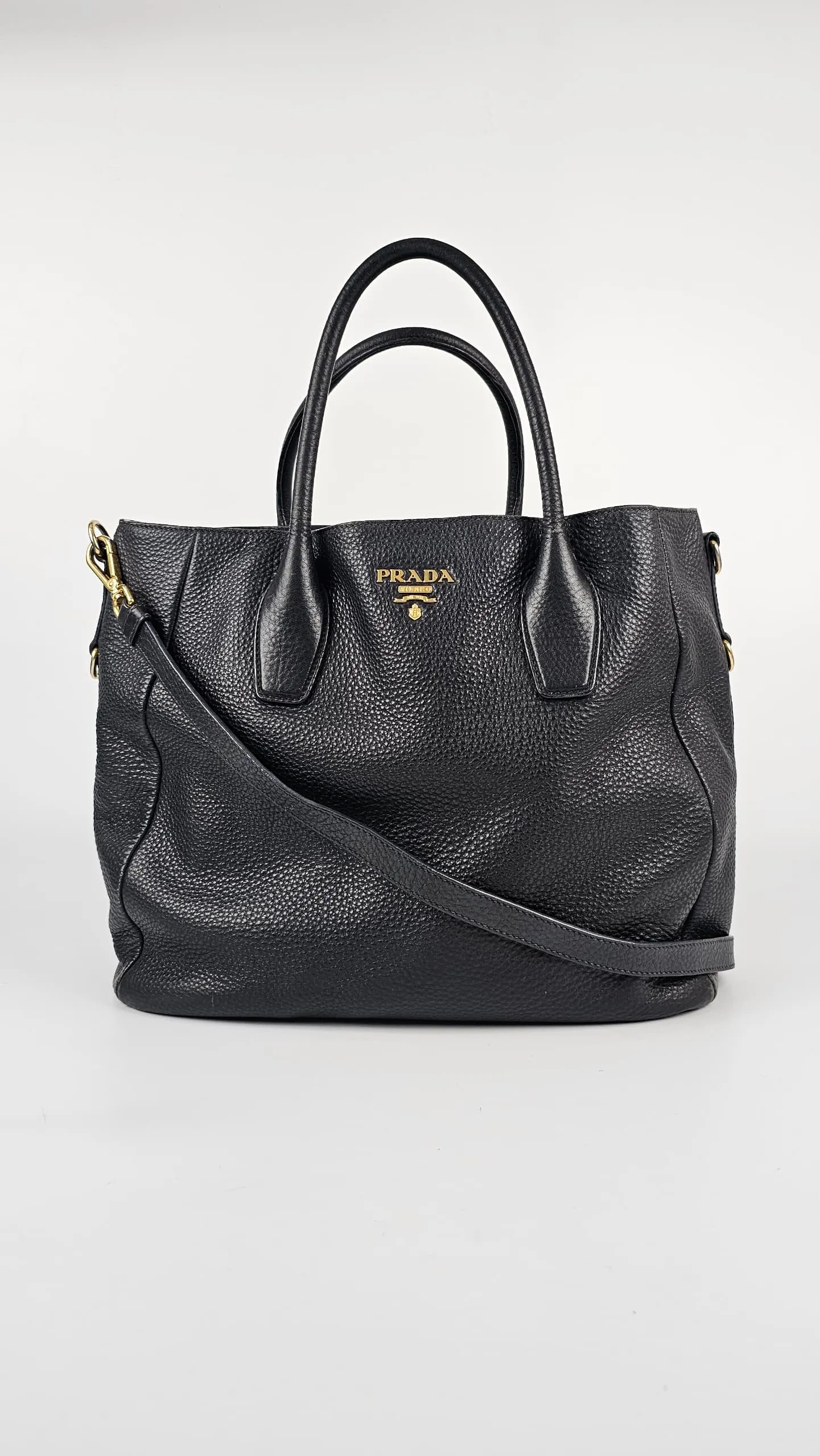 BN2537 Vitello Daino Large Leather Tote in Black